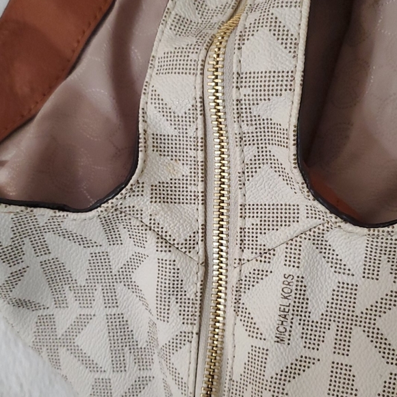Michael Kors Vanilla Signature Shoulder Bag - Picture 8 of 16